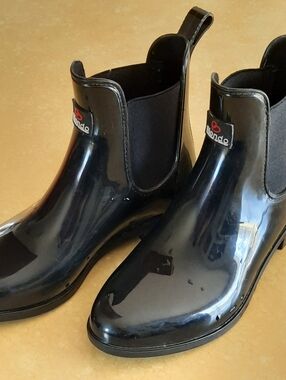BLONDO Glossy Black Waterproof Chelsea Rain Boots Size 6